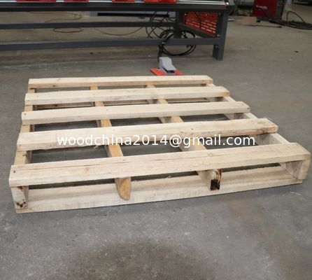 Maschine zum Nägeln von Paletten aus Holz, Pneumatische Maschine zum Nägeln von Paletten aus Holz, Breite max. 3300 mm