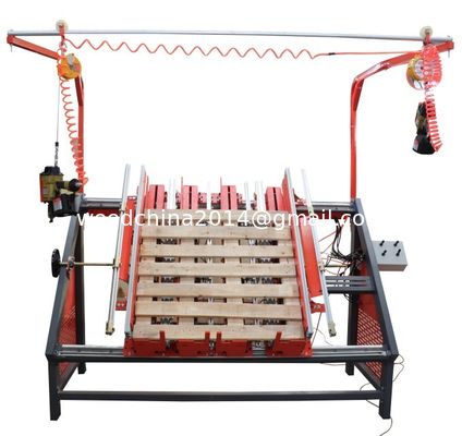 Maschine zum Nägeln von Paletten aus Holz, Pneumatische Maschine zum Nägeln von Paletten aus Holz, Breite max. 3300 mm
