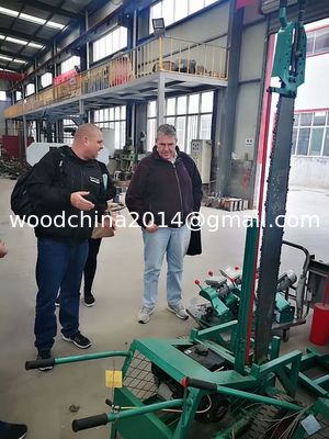 Holzbearbeitung mit abgeschnittenem Sägebaumstamm Durchmesser 2400 mm Holzschneider