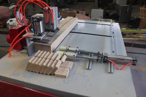 Automatische Holzschneidemaschine Palettenblockschneiden Säge Holzpaletten abschneiden Säge