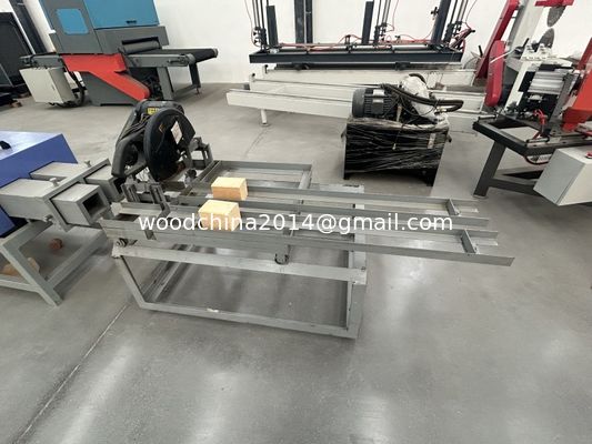 Neue automatische 2-köpfige Holzsplittersäge Staubblockmaschine Holzpalettenmachine
