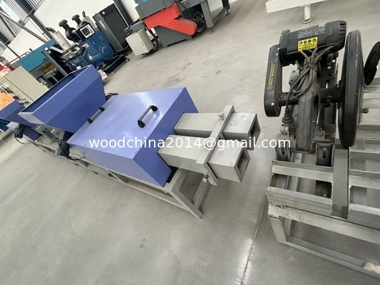 Neue automatische 2-köpfige Holzsplittersäge Staubblockmaschine Holzpalettenmachine