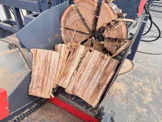 50 Tonnen schwerer, hydraulischer Antrieb, vollautomatisierter, mobiler Brennholzprozessor für das Spalten von Baumstämmen mit einem Durchmesser von 600 mm